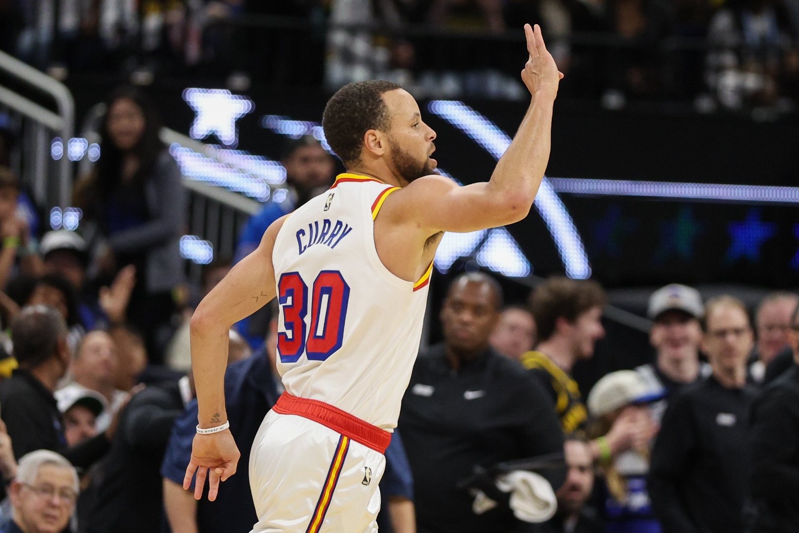 九游体育库里连续五场比赛得分超过险胜，切尔西不断突破！(库里近几场比赛得分)