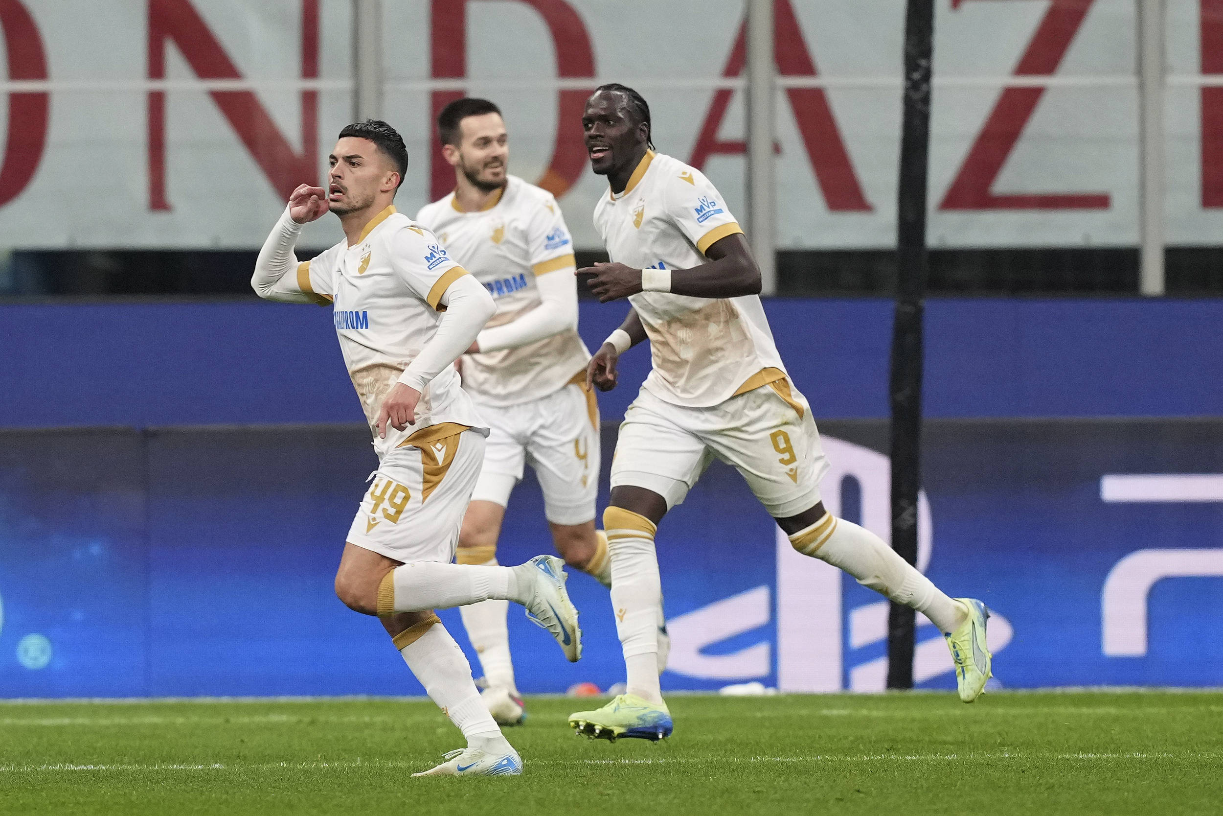 九游体育官网关于国际比赛日欧联焦点战，斯图加特队长鼓劲，球迷炸锅，资深球员宣示担当的信息